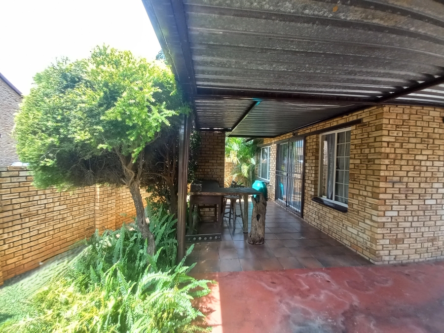 2 Bedroom Property for Sale in Safari Gardens North West